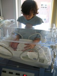 dziecko w inkubatorze