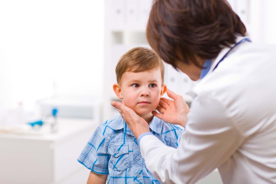 Badanie lekarskie w kierunku astmy u dziecka