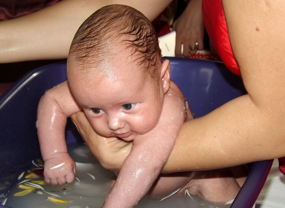 jak kąpać niemowlę